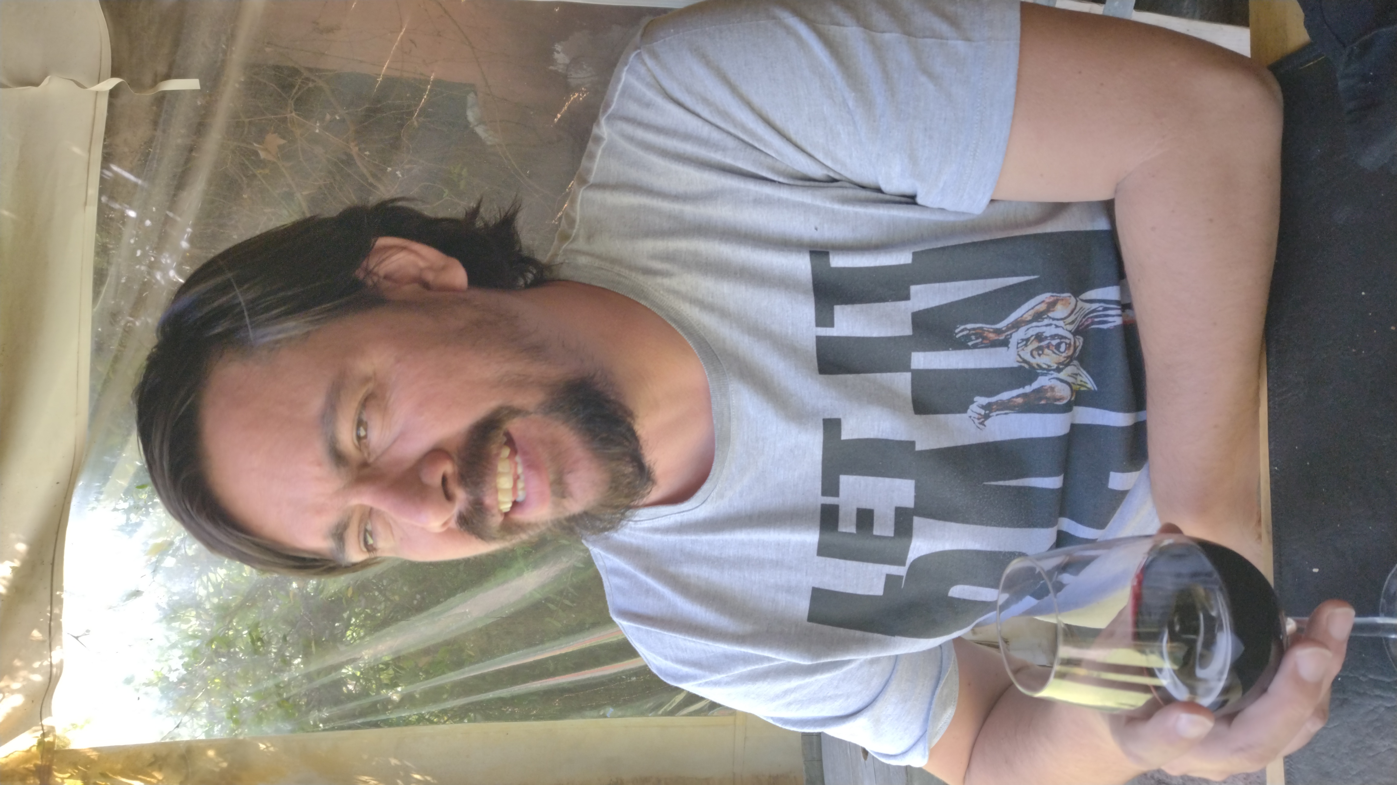 Foto de Sergio, sosteniendo una copa de vino